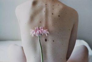 Sara lorusso fotografias sobre a feminilidade arte no caos flor