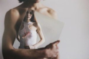 Sara lorusso fotografias sobre a feminilidade arte no caos reflexos