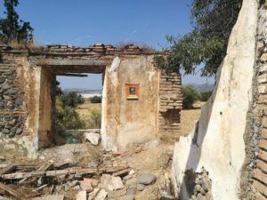 Artista replica pinturas famosas em lugares incomuns e abandonados 11