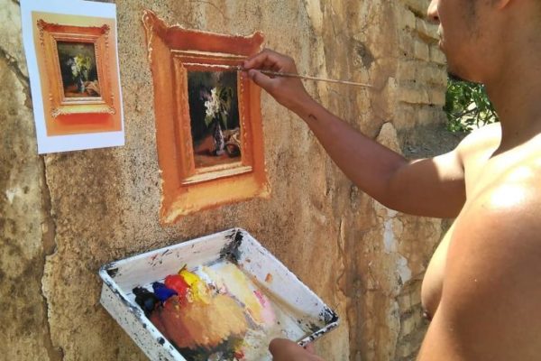 Artista replica pinturas famosas em lugares incomuns e abandonados 12