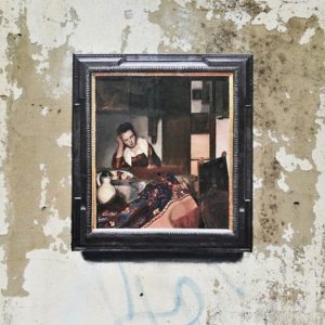 Artista replica pinturas famosas em lugares incomuns e abandonados 14