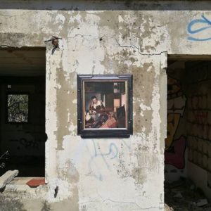 Artista replica pinturas famosas em lugares incomuns e abandonados 15