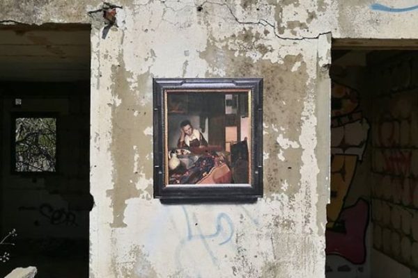 Artista replica pinturas famosas em lugares incomuns e abandonados 15
