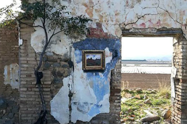 Artista replica pinturas famosas em lugares incomuns e abandonados 19