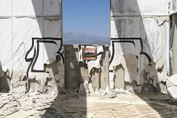 Artista replica pinturas famosas em lugares incomuns e abandonados 20