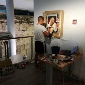 Artista replica pinturas famosas em lugares incomuns e abandonados 23