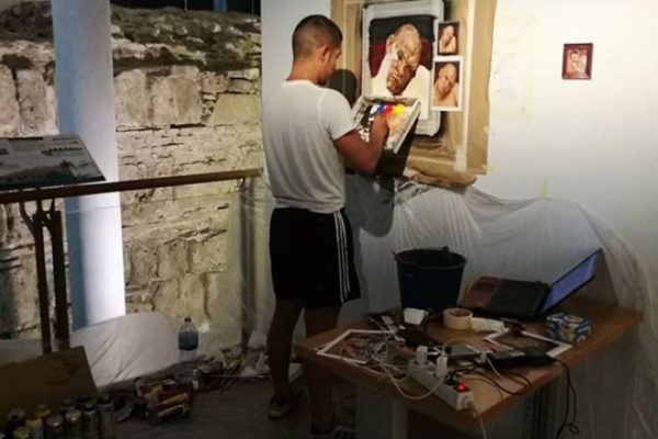 Artista replica pinturas famosas em lugares incomuns e abandonados 23