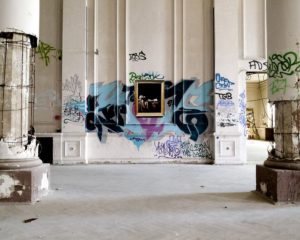 Artista replica pinturas famosas em lugares incomuns e abandonados 24