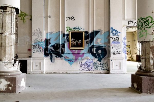 Artista replica pinturas famosas em lugares incomuns e abandonados 24