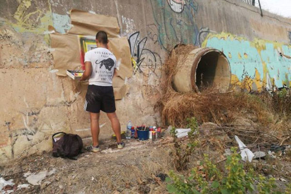 Artista replica pinturas famosas em lugares incomuns e abandonados 3