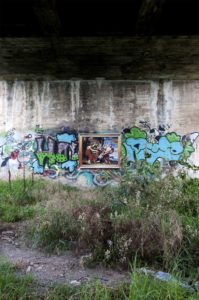 Artista replica pinturas famosas em lugares incomuns e abandonados 5