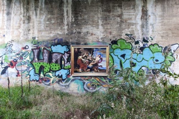 Artista replica pinturas famosas em lugares incomuns e abandonados 5
