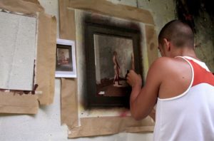 Artista replica pinturas famosas em lugares incomuns e abandonados 6