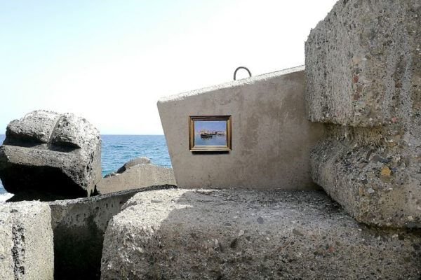 Artista replica pinturas famosas em lugares incomuns e abandonados 8